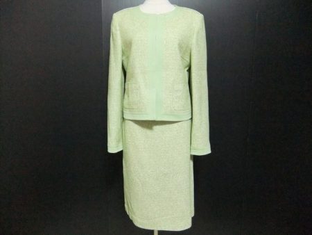 エレガントグリーンが全身を優しく包み込む、クレージュのセットアップを宅配買取いたしました