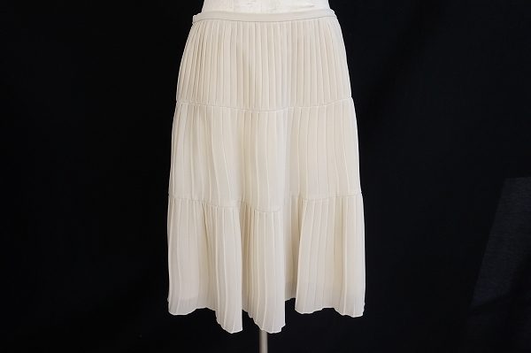軽やかなフェミニンさを上品に取り入れて。23区のプリーツスカートを出張買取いたしました
