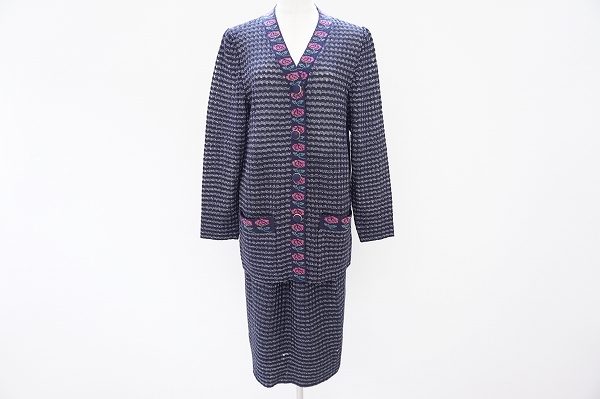 薔薇のエレガントな雰囲気をボーダーで程よくカジュアルダウン。斉藤都世子のニットセットアップを出張買取いたしました