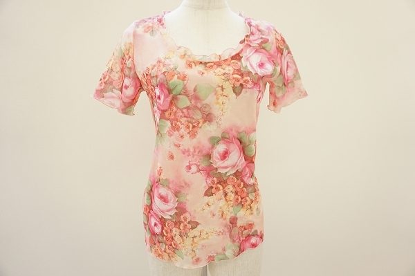 やわらかな花柄の美しい世界観が広がる、4298シズカコムロのカットソーを宅配買取いたしました