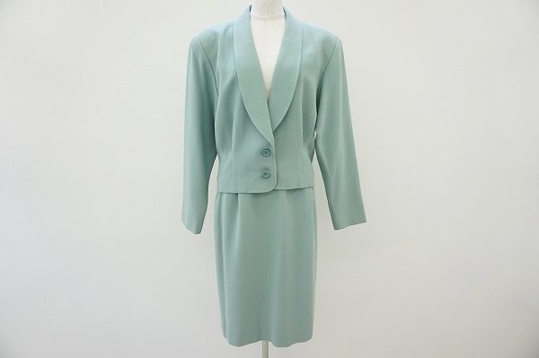 上品に女性の美しさを引き立たせる、ジュンアシダのスカートスーツを出張買取いたしました