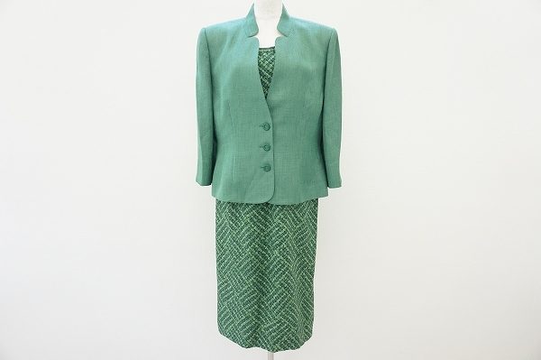 見た目も着心地も爽やか！ジュンアシダのグリーンカラースーツを宅配買取いたしました