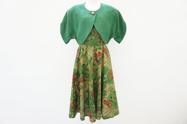 南国っぽい雰囲気のワンピースが印象的。ジュンアシダのワンピーススーツを宅配買取いたしました