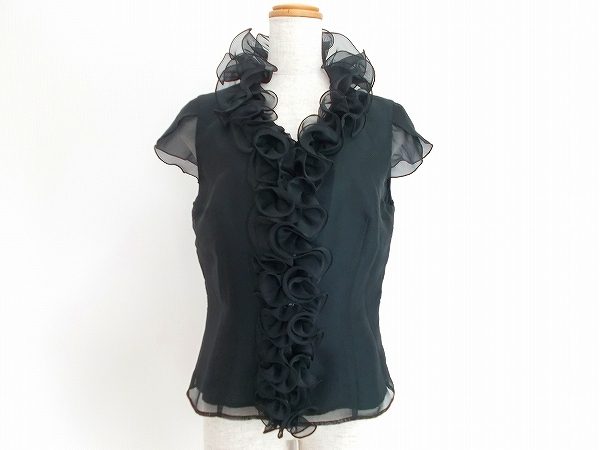 お顔を華やかに見せてくれる銀座マギースタックのブラウスを買取しました