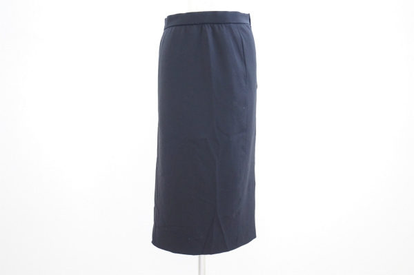 大人のシンプル・ラグジュアリーなアクリスのスカートを出張買取いたしました