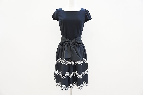 女性が憧れるフリルをふんだんに使ったゴシックな雰囲気のワンピースを買取いたしました｜エムズグレイシー