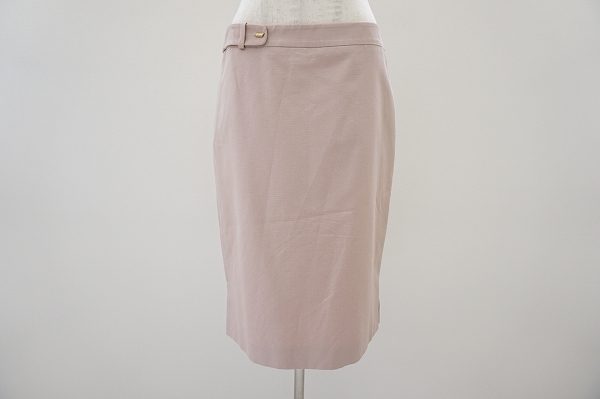 淡いピンクが優しい色合いのフェラガモのスカートを買取いたしました