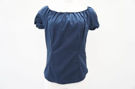 ギャザーが織り込まれた首元が華やかなミュウミュウのカットソー