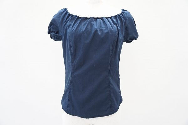 ギャザーが織り込まれた首元が華やかなミュウミュウのカットソー