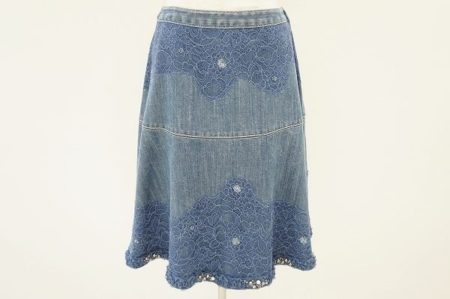 デニム生地とレースが絶妙な組み合わせのトゥービーシックのビジュー付きスカートを買取いたしました