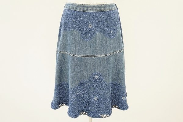 デニム生地とレースが絶妙な組み合わせのトゥービーシックのビジュー付きスカートを買取いたしました