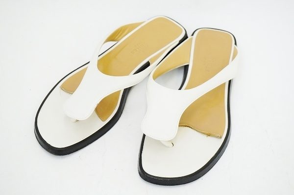 爽やかなホワイトカラーが夏らしいエルメスのサンダルを買取いたしました