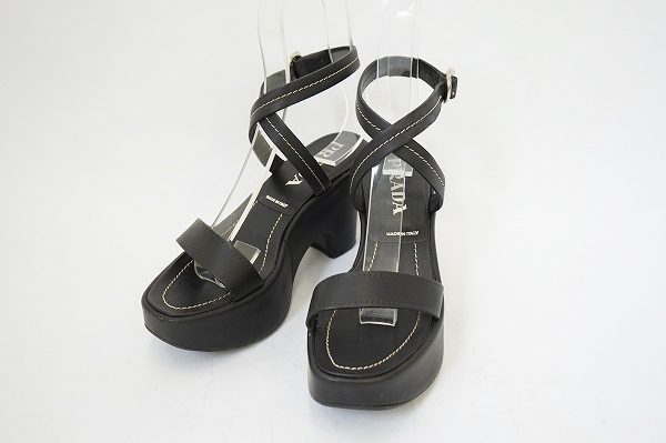 オールブラックでクールかつ上品なプラダのサンダルを買取いたしました