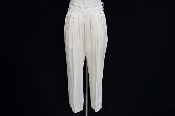 シフォン素材の生地が上品なプラダのパンツをお買取いたしました
