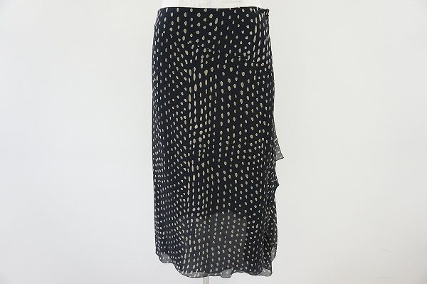 変形ドッドとシフォン生地が動きのある軽やかなマックスマーラのスカートを買取いたしました