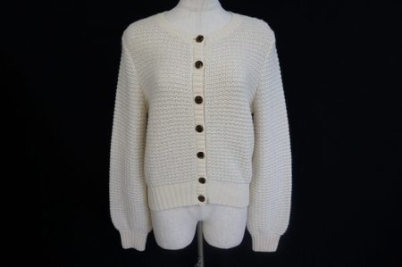 アイボリーの柔らかいお色味があたたかみ感じるポール・スチュアートのカーディガンを買取いたしました
