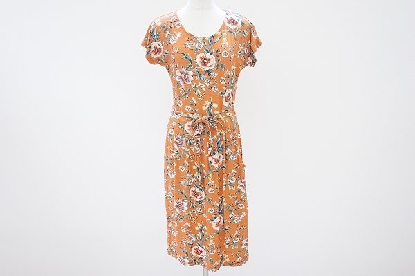 大胆にプリントされた花柄がエレガントなローラアシュレイのワンピースを買取いたしました