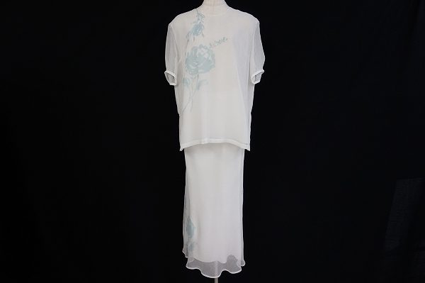 薔薇プリントがさりげなく華を添えてエレガント、ユキコハナイのセットアップを宅配買取いたしました