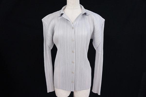 計算された肩のデザインが特徴的なプリーツプリーズのジャケットを買取いたしました