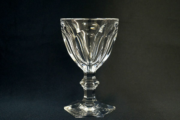 様々な表情を見せる彫刻が美しいバカラのワイングラスを買取いたしました