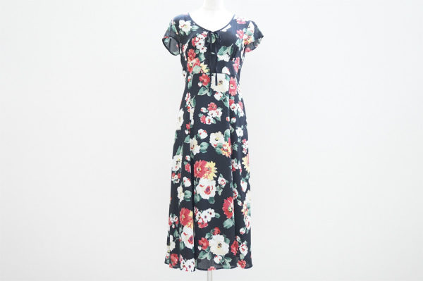 ブラックカラーとカラフルな花柄が絶妙にマッチしたモダンな雰囲気香るローラアシュレイのワンピースを買取いたしました