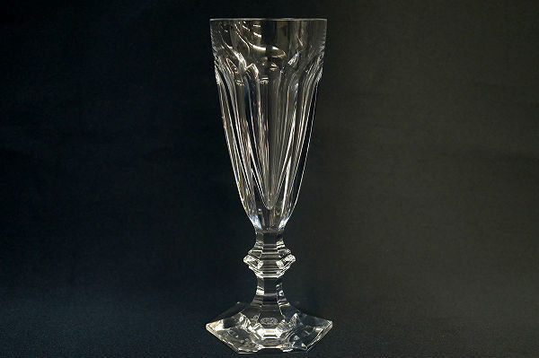 縦長のフォルムが高貴な印象を与えるバカラのグラスを買取いたしました