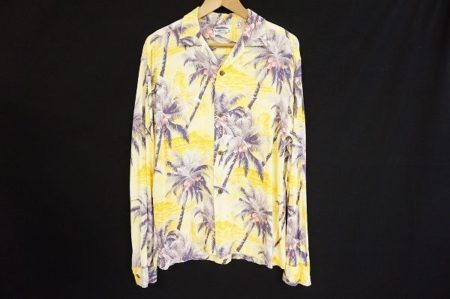 ビタミンカラーの生地にアンニュイな雰囲気のヤシの木がサンセットを連想させるサンサーフのアロハシャツを買取いたしました