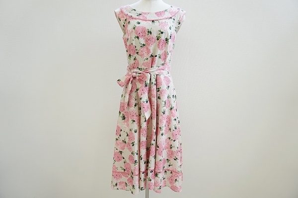 フェミニン感と優しさで溢れた、ローラアシュレイのワンピースを出張買取いたしました