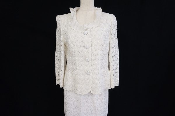 こなれた上品スタイルが楽しめる銀座マギーのホワイトスーツを買取させていただきました