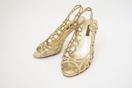 繊細で女性らしい魅力を引き立てる、ルイヴィトンのサンダルを買取いたしました