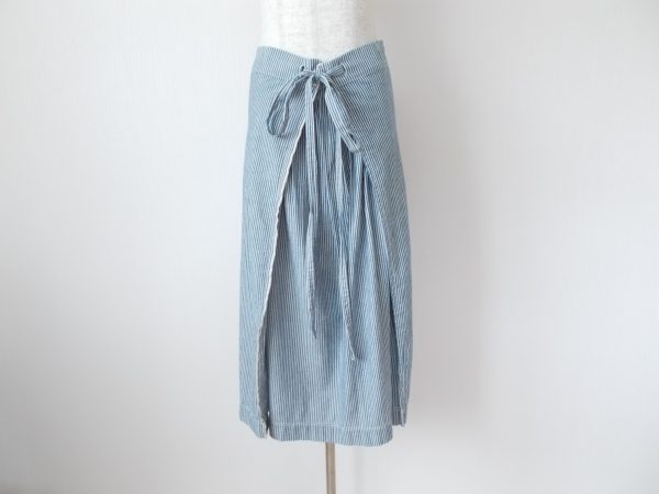 エプロンをしているかのようなデザインが可愛い！サロンアダムエロペのスカートを宅配買取いたしました