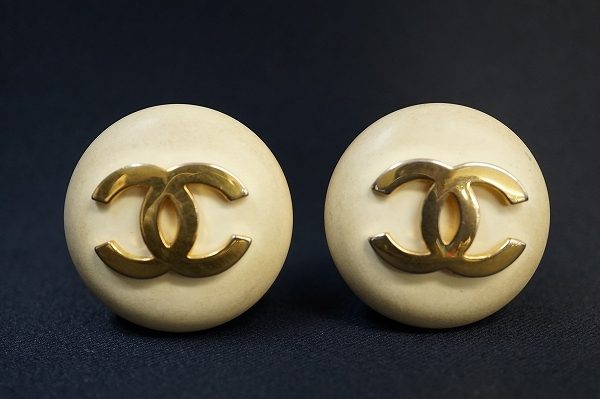 シンプルだけど存在感たっぷり。シャネルのイヤリングを店頭預かり買取いたしました