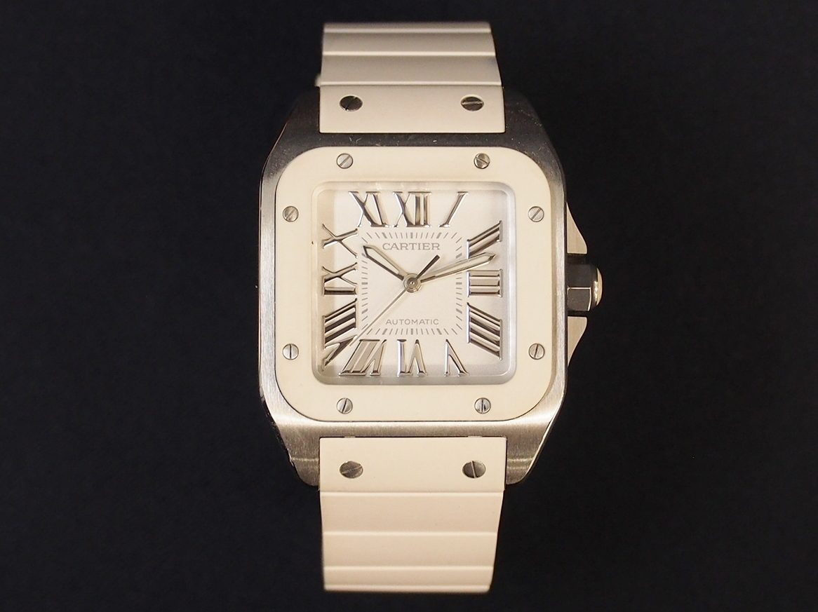 気品あふれるホワイトでどんなスタイルにもピッタリなウォッチ、カルティエ サントス100を買取いたしました