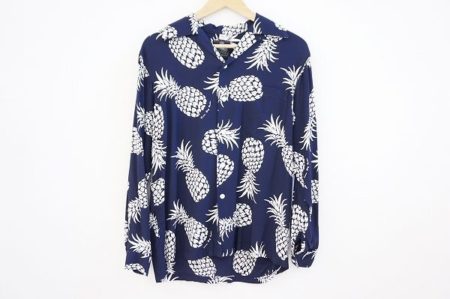 パイナップル柄がコーディネートのアクセントに！コナベイハワイのアロハシャツを買取いたしました