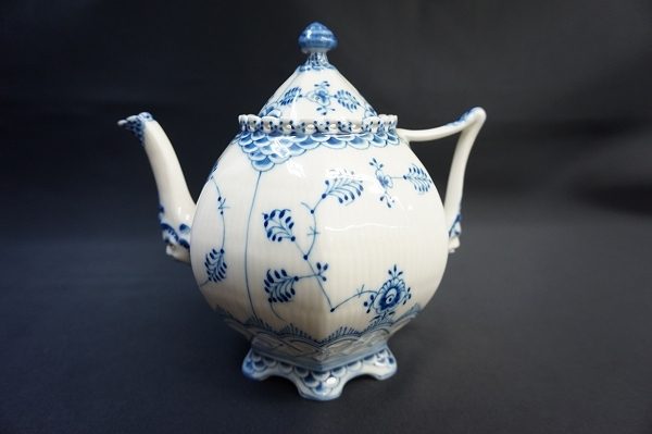 繊細なレースの縁取りが食卓を優雅にする、ロイヤルコペンハーゲンティーポットを買取いたしました