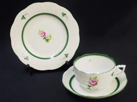 ハンドペイントの自然なグリーンと花が美しい、ヘレンドのカップアンドソーサー・ケーキ皿を買取いたしました