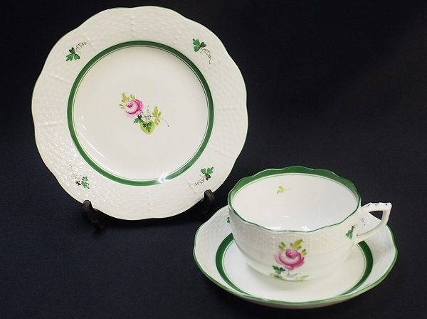 ハンドペイントの自然なグリーンと花が美しい、ヘレンドのカップアンドソーサー・ケーキ皿を買取いたしました