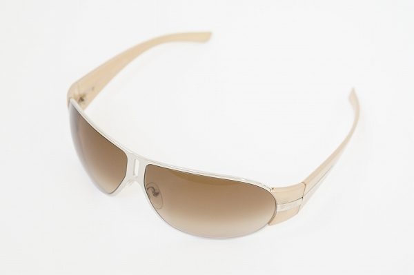 茶のグラデーションが上品でお洒落、プラダのサングラスを買取いたしました