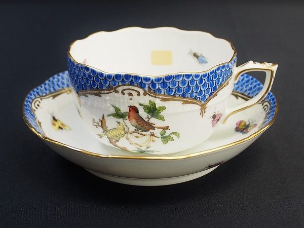 生き生きとした鳥や木々が美しい色合いで描かれた、ヘレンドのロスチャイルドバード ブルースケール　カップ&ソーサーを出張買取いたしました