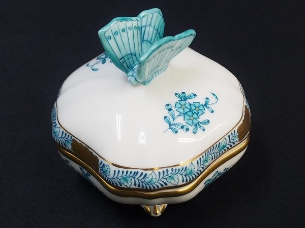 花や蝶のグラデーションモチーフが美しい、ヘレンドの蝶モチーフボンボン入れを出張買取いたしました