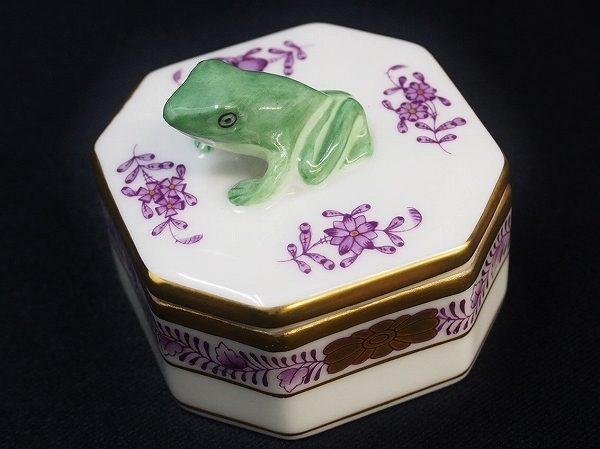 ハンドペイントで表現された愛らしいカエルと花が魅力的、ヘレンドのオクタゴナルボックスを出張買取いたしました