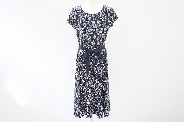 シックな花柄で大人の女性に上品に着こなしてほしい、ローラアシュレイのワンピースを出張買取いたしました