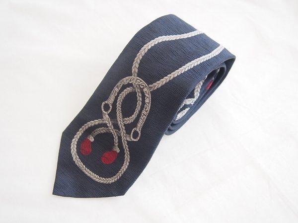 胸元にネクタイ最高峰の品格を。ドミニクフランスのネクタイを宅配買取いたしました