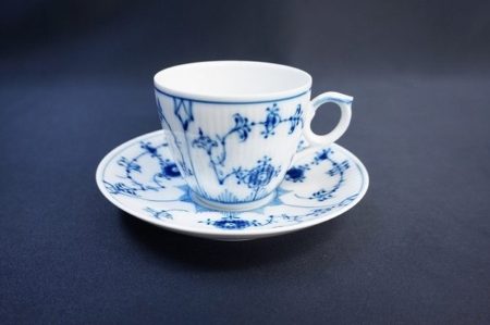 ブルーのペイントと縦じまがテーブルをスタイリッシュにする、ロイヤルコペンハーゲンのブルーフルーテッドプレイン カップアンドソーサーを出張買取いたしました