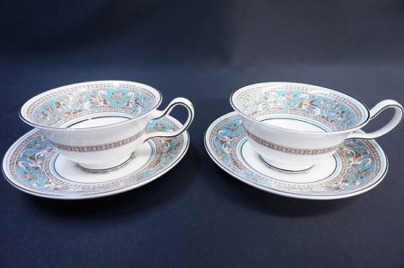 鮮やかなグリフィンやフェニックスの模様が美しい、ウェッジウッドのフロレンティーン ターコイズ カップ&ソーサーを出張買取いたしました