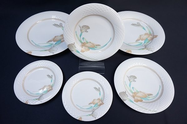 落ち着いたトーンで優美に食卓で花を添えるレオナールのプレートセットを出張買取いたしました