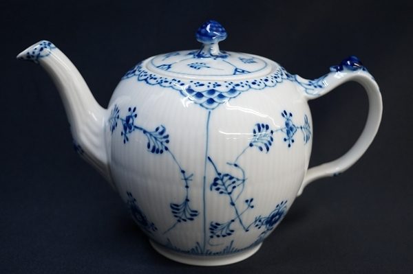 美しいコバルトブルーの装飾が目を見張るものがある、ロイヤルコペンハーゲンのブルーフルーテッド ハーフレース ティーポットを出張買取いたしました
