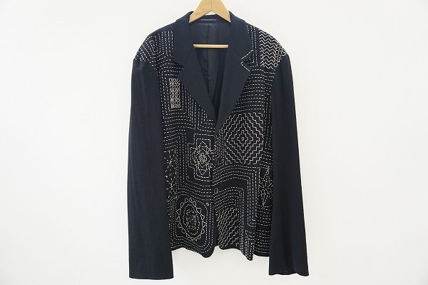 ブラックを背景にステッチが浮かび上がる美しいアート、ヨウジヤマモトプールオムのジャケットを出張買取いたしました