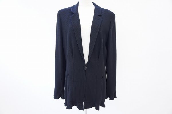 裾にデザインされたフリルが柔らかさをプラスしてくれるシャネルのジャケットを買取いたしました