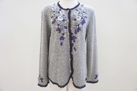 エアリーで軽やかな羽織り心地で上半身を刺繍で華やかに。アトリエサガンのニットカーディガンを出張買取いたしました
